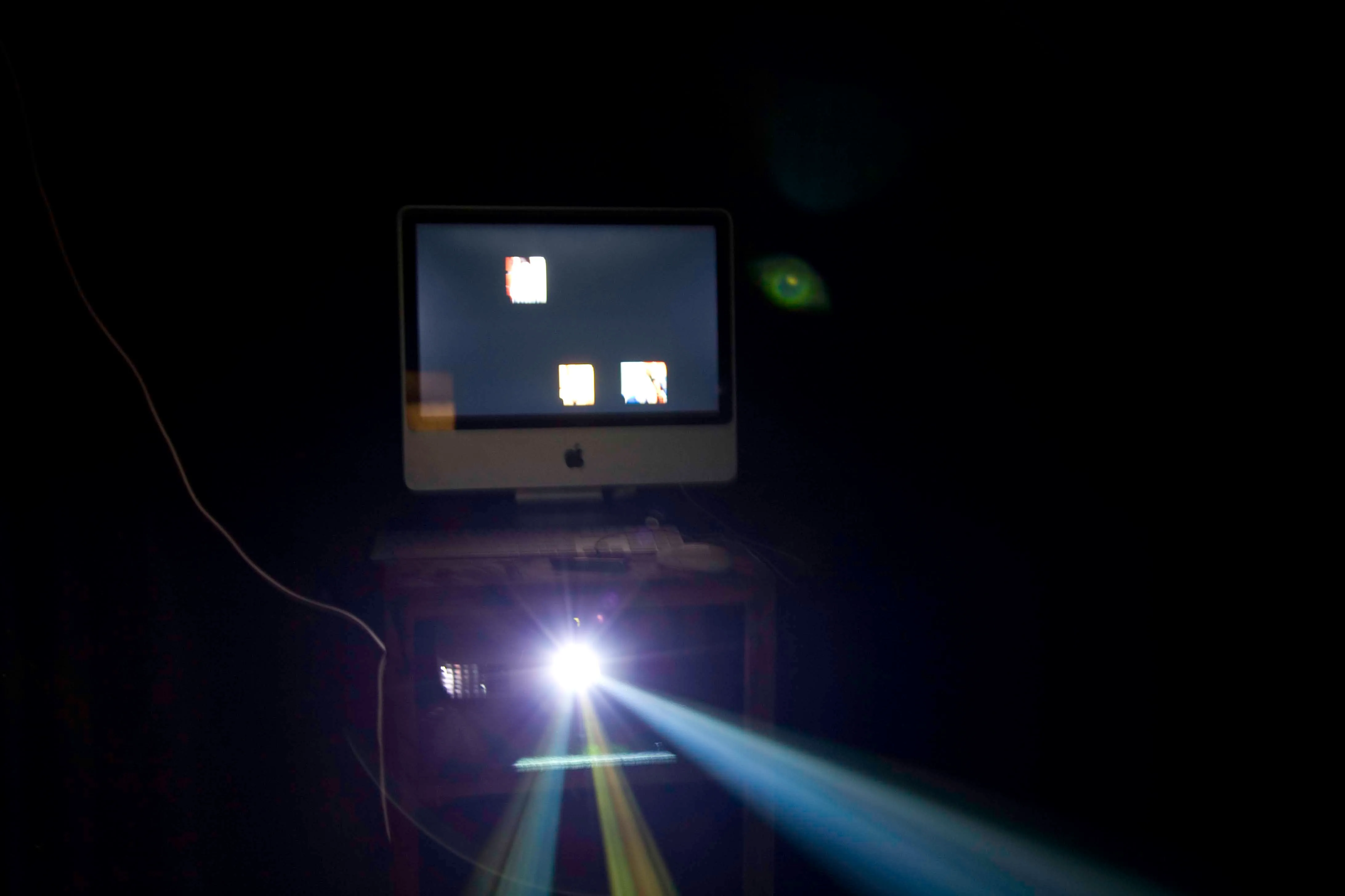 Internércia — the apparatus, an iMac in the intimate space